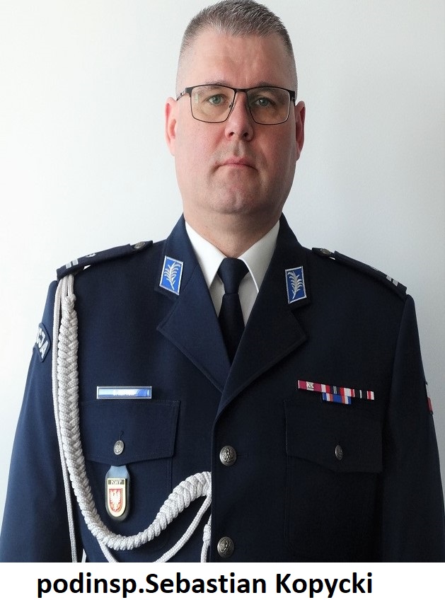 pełniący obowiązki Pierwszego Zastępcy Komendanta Miejskiego Policji w Radomiu podinspektor Sebastian Kopycki w granatowym mundurze policyjnym.