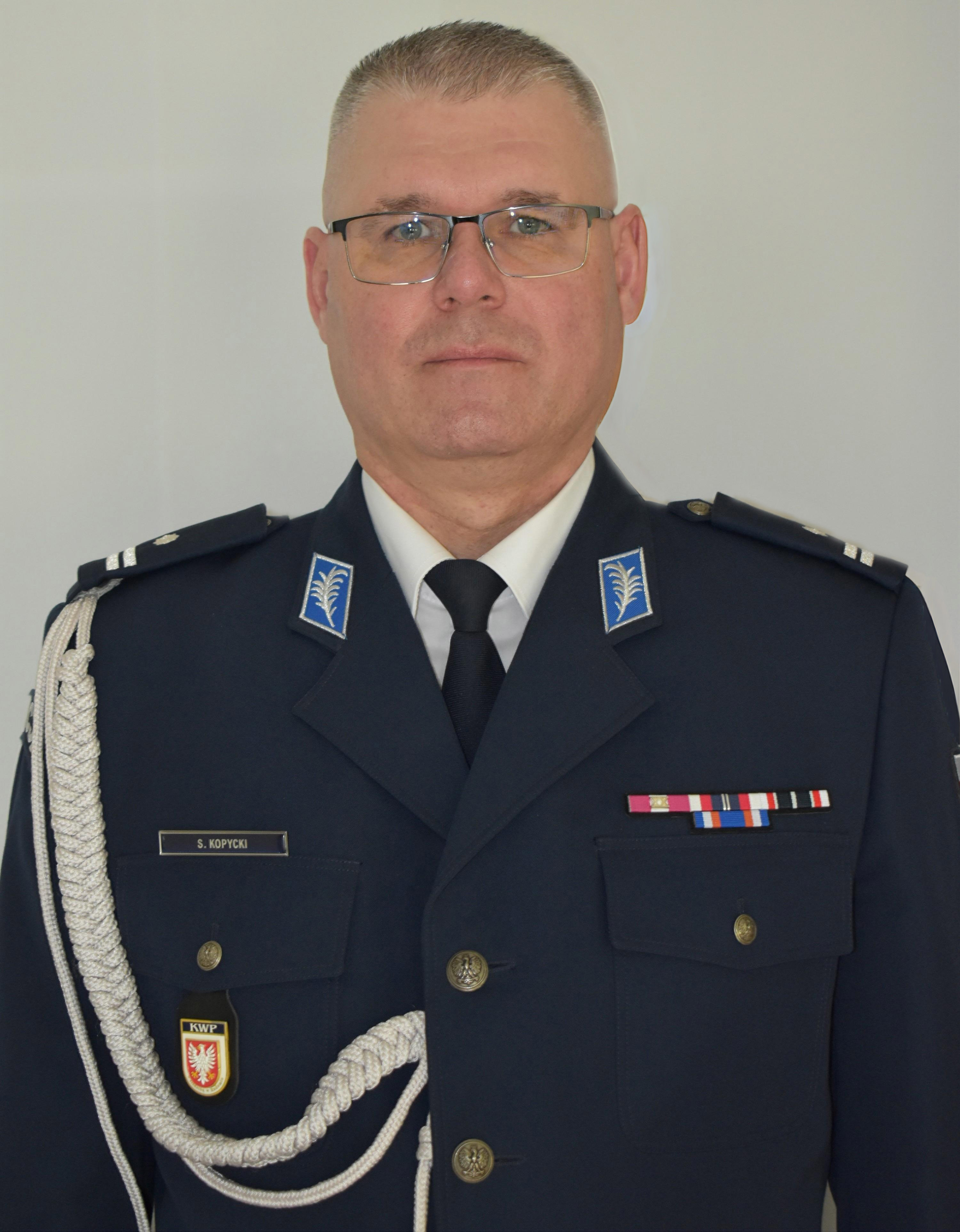 pełniący obowiązki Pierwszego Zastępcy Komendanta Miejskiego Policji w Radomiu podinspektor Sebastian Kopycki w granatowym mundurze policyjnym.